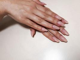 extensão de unha acrílica, manicure, correção de unhas, mãos em primeiro plano. projeto reflexivo. foto