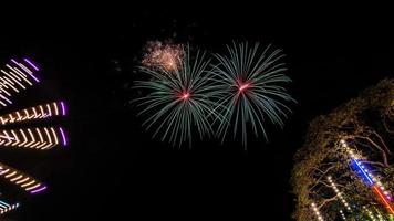 fogos de artifício sobre o templo no céu escuro foto