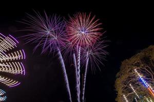 fogos de artifício sobre o templo no céu escuro foto