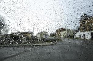 gotas de chuva de carro foto