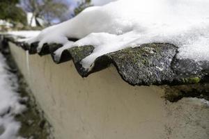 telhado com gelo e neve foto