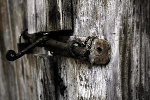 cadeado fechado em uma porta foto