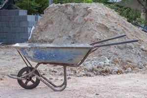 um carrinho de mão é uma ferramenta no canteiro de obras. foto