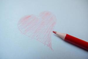 foco seletivo no símbolo do amor desenhado à mão usando lápis de cor, foco suave foto