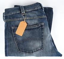 calça jeans dobrada e etiqueta em branco marrom amarrada foto