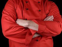 chef de uniforme vermelho cruzou os braços sobre o peito foto