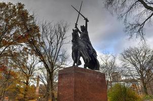 cidade de nova york - 28 de novembro de 2019 - monumento king jagiello que foi criado para o pavilhão da feira mundial polonesa de 1939 em nova york e mais tarde mudou-se para o central park na cidade de nova york. foto