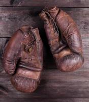 luvas de boxe marrons muito velhas foto