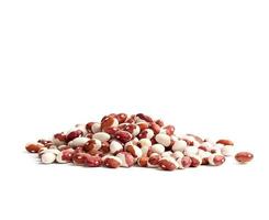 bando de feijão branco-vermelho cru em um fundo branco foto