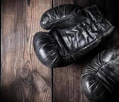 par de luvas de boxe de couro velhas foto