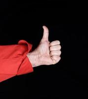 a mão do chef masculino em uniforme vermelho mostra um gesto de aprovação foto
