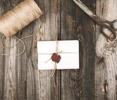 amarrado com uma corda uma pilha de cartas vazias foto