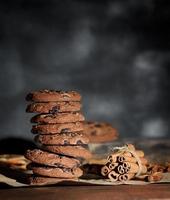 pilha de biscoitos redondos com gotas de chocolate foto