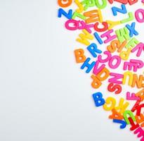 letras multicoloridas do alfabeto inglês em um fundo branco foto
