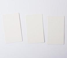 três cartões de visita brancos de papel retangular vazio foto