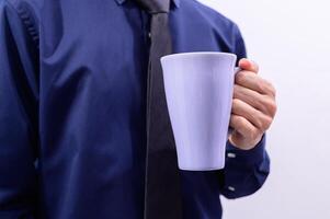 homem segurando uma caneca de café foto