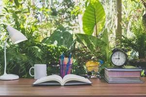 mesa com livro fora foto