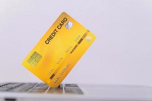 cartão de crédito amarelo foto