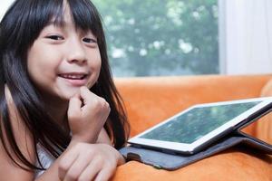 menina com um tablet foto