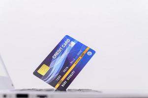 cartão de crédito azul foto