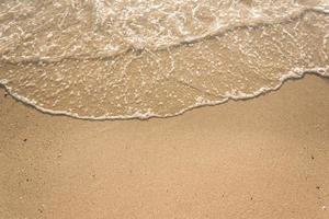 ondas do mar na praia de areia foto