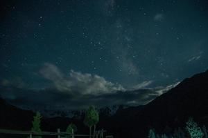 meia noite vista da via láctea prados de fada nanga parbat foto