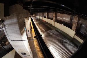 trem do metrô da cidade de nova york de cima na estação foto