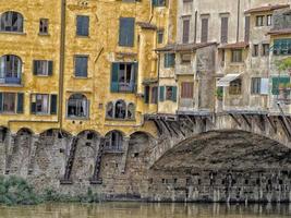 ponte vecchio ponte rio arno florença lojas antigas foto