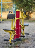 novo simulador de esportes de ferro vermelho em um parque público da cidade foto