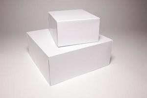 caixa branca em branco em cinza foto