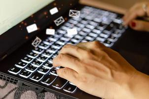 digitando em um teclado com ícones de e-mail
