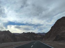 lua cheia no caminho alto para o caminho das montanhas de sharm el sheikh foto