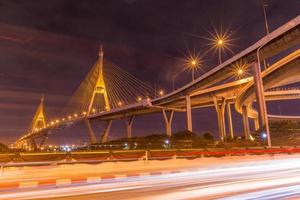 ponte bhumibol em bangkok à noite foto
