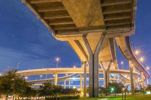 ponte bhumibol em bangkok à noite foto