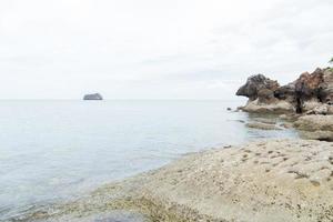 praia rochosa à beira-mar na Tailândia foto
