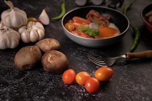 tomates e cogumelos shiitake foto