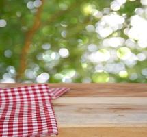 toalha de mesa na mesa ao ar livre foto