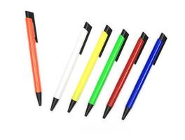 canetas coloridas em fundo branco foto