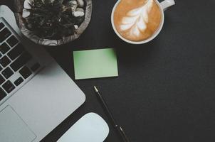 vista da mesa com um café com leite foto