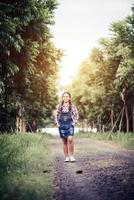 linda garota caminhando em uma floresta de verão foto