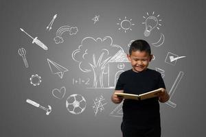 um menino e um livro de conhecimento em um fundo de quadro-negro