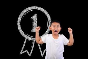 menino mostrando o número 1 em um quadro negro foto