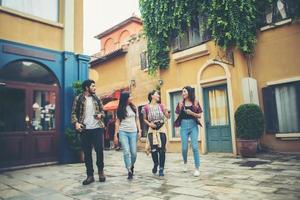 grupo de amigos encontrando-se no centro da cidade foto