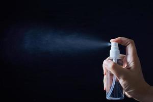 spray de álcool para desinfecção foto