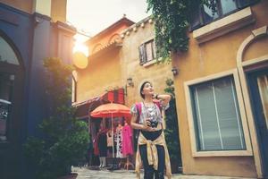 mulher jovem hippie curtindo tirar uma foto em ambiente urbano