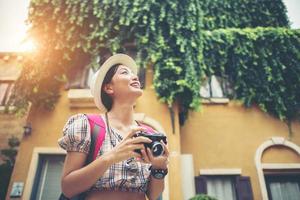 mulher jovem hippie curtindo tirar uma foto em ambiente urbano