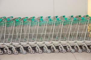 carrinhos de compras em um supermercado foto