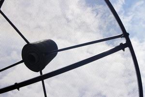 antena parabólica contra o céu