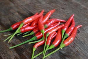 pimenta vermelha na madeira foto