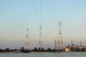 postes de eletricidade de alta tensão foto